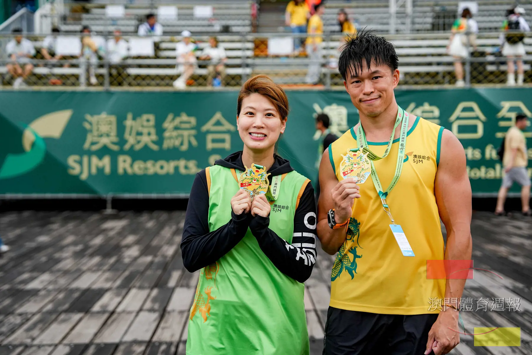 副1 澳娛綜合龍舟隊呂毅海（右）與黃寶英喜見隊伍相隔8年重奪冠軍.JPG